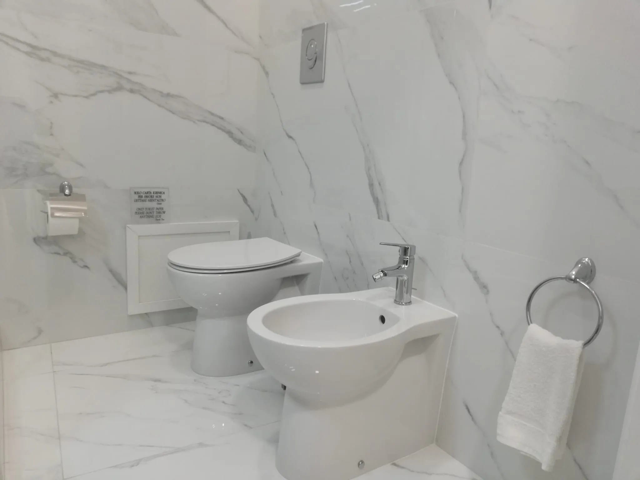Gres effetto lucido marmo Carrara